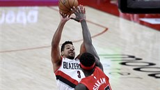 C. J. McCollum (vlevo) z Portlandu zakonuje pes dlouhé pae Pascala Siakama z...