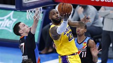 LeBron James (23) z LA Lakers útočí na koš Oklahoma City přes Alekseje...