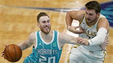 Gordon Hayward (vlevo) z Charlotte se tlaí na ko Dallasu, brání ho Luka...