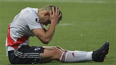 Rafael Santos Borre z River Plate je zklamaný po porážce.