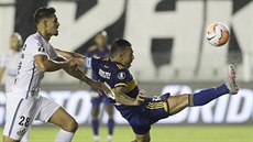 Lucas Verissimo (vlevo) ze Santosu napadá Carlose Teveze z Boca Juniors.
