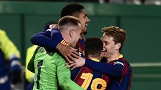 Fotbalisté Barcelony se radují po postupu do zápasu o španělský Superpohár.