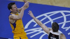 Jan vandrlík (vlevo) z Opavy stílí na královéhradecký ko pes ruku Filipa...