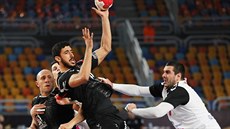 Egyptský házenká Umar Jahíja (u míe) v zápase se Severní Makedonií.