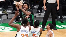 Marcus Smart z Bostonu jde s míem do koe New Yorku, brání ho Mitchell...