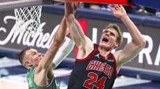 Lauri Markkanen (24) z Chicaga faulovaný Kristapsem Porzingisem z Dallasu.