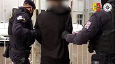 Agresor z metra v poutech. Vzpouzel se i policii