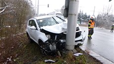 �idi�ka vozu Kia havarovala do sloupu trolejového vedení v Holické ulici v...