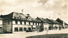 V Peticích na námstí byla restaurace odjakiva. Snímek je z roku 1961. 