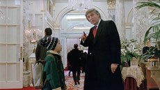 Macaulay Culkin a Donald Trump ve filmu Sám doma 2: Ztracen v New Yorku (1992)