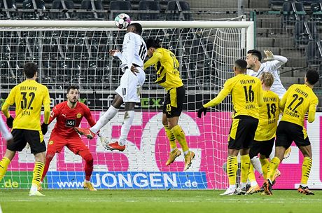 Marcus Thuram z Mönchengladbachu skóruje v utkání proti Dortmundu.