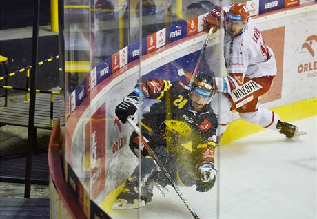 Tinecký útoník James Taylor Leier (vpravo) rozhodil litvínovského Jana otku.