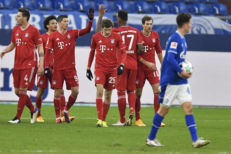 Fotbalisté Bayernu Mnichov se radují ze vstelené branky proti Schalke.