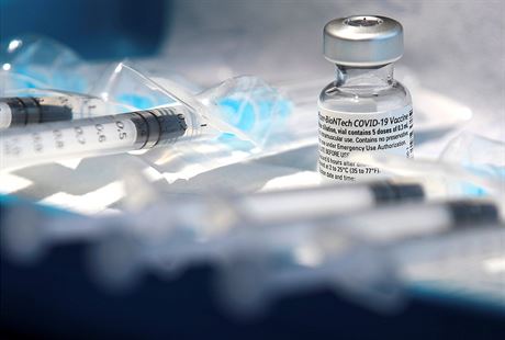Injekní stíkaky s dávkou vakcíny proti koronaviru od spolenosti...