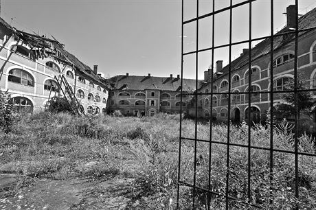 Vnitní nádvoí Dráanských kasáren v hlavní pevnosti Terezína, kde se bhem...