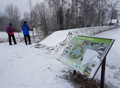 Turisté v Hlavov na Náchodsku na trase do skalního msta Hvzda zdolávají...