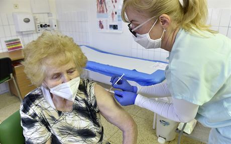 Zdravotní sestra Marie Háneková okuje seniorku v Kromíské nemocnici, kde...