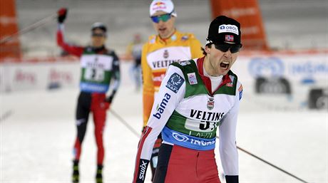 Norský sdruená Jarl Magnus Riiber projídí vítzn závodem dvojic na Svtovém...