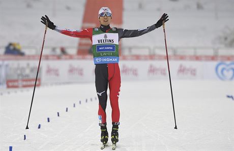 Japonský sdruená Akito Watabe projídí vítzn cílem zvodu v Lahti.