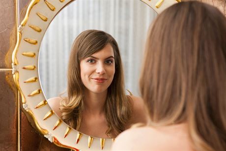 Pohled do zrcadla vás dsí, jste z vlastního odrazu smutná? Pracujte na...