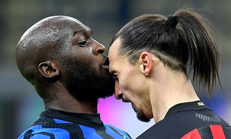 Zlatan Ibrahimovic (vpravo) z AC Milán bhem konfliktu s Romelem Lukakem z...