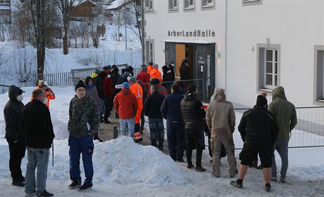 Pendlei ekají nkolik hodin ve front na povinný test na covid-19. Odbry se...