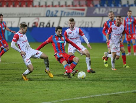 Plzeský fotbalista Milan Havel dává gól v utkání s Pardubicemi.