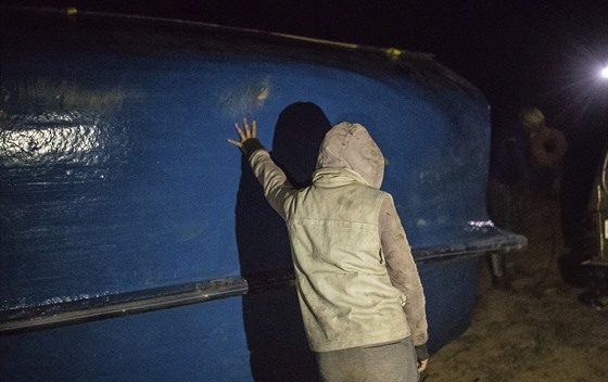 Západní Sahara. Pašeráci lidí schovávají čluny určené pro plavbu na Kanárské...