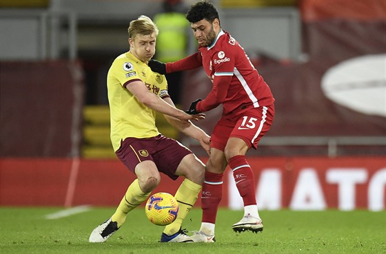 Alex Oxlade-Chamberlain (vpravo) z Liverpoolu a Ben Mee z Burnley.