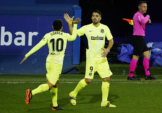 Luis Suárez oslavuje svůj gól, s gratulací spěchá Ángel Correa.