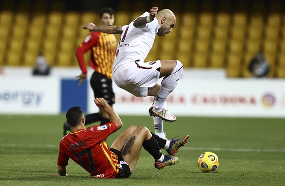 Simone Zaza z FC Turín nadskakuje ped zákrokem Gianluky Caprariho z Beneventa.