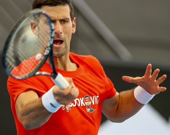 Novak Djokovič při utkání v Adelaide.