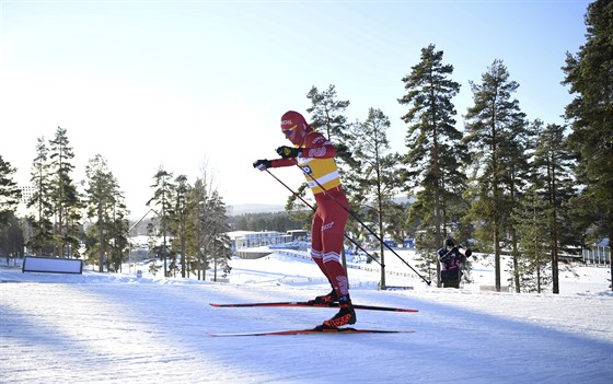 Alexandr Bolšunov si běží pro triumf v závodě ve Falunu.