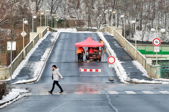 Ostrovský most v Karlových Varech je kvůli diagnostickému průzkumu uzavřený.