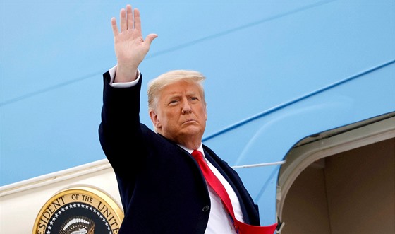 Donald Trump nastupuje do letounu Air Force One. (12. ledna 2021)