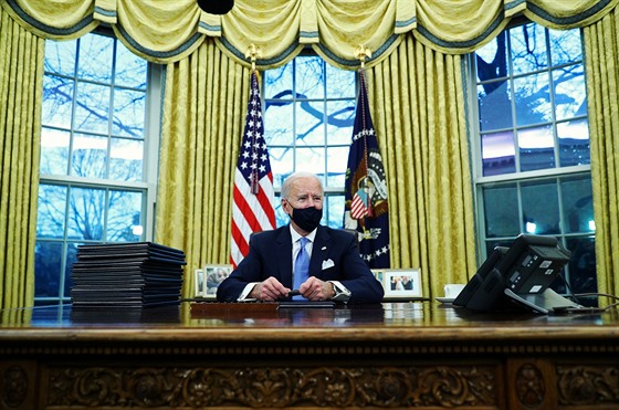 Joe Biden podepsal řadu exekutivních příkazů, které zvrátí některá Trumpova...