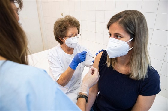 Zdravotní sestra dostává v Budapešti vakcínu proti koronaviru. (9. ledna 2021)