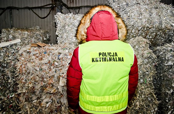 Policisté ve skladu v polském Bogaczewu objevili více než 200 tun nelegálního...