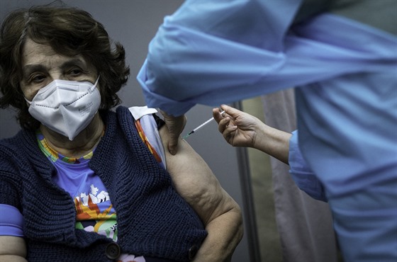 Zdravotníci aplikují vakcínu seniorm v okovacím centru v Paíi. (25. ledna...