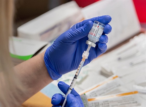 Zdravotnice nabírí vakcínu v nemocnici v Halifaxu. (11. ledna 2020)