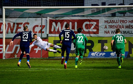 Brankář Bohemians Patrik Le Giang (v bílém) inkasuje třetí gól v zápase proti...