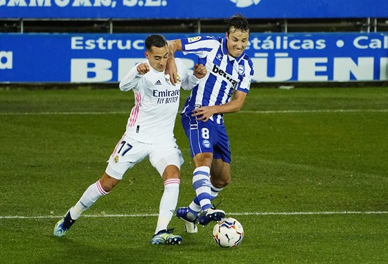 Lucas Vázquez (vlevo) z Realu Madrid se tlačí za balonem.