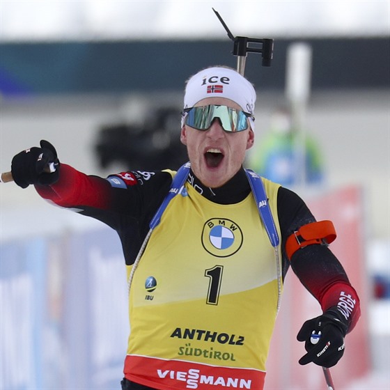 Nor Johannes Bö se raduje po vítězství v hromadném závodu v Anterselvě.