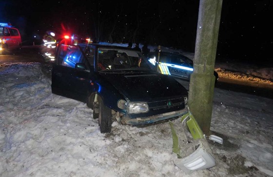 Noční stíhací jízdu řidiče vozu Škoda Felicia a policejní hlídky ukončila až...