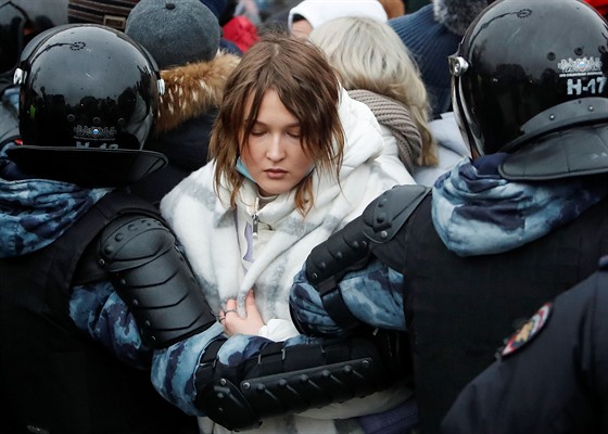 Rutí policisté zasahují proti demonstrantm, kteí vyjadují podporu...