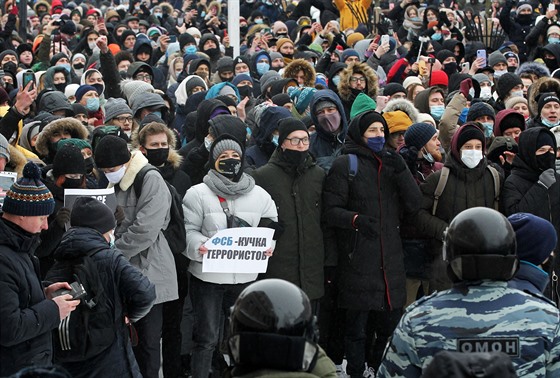 Ruští policisté zasahují proti demonstrantům, kteří vyjadřují podporu...