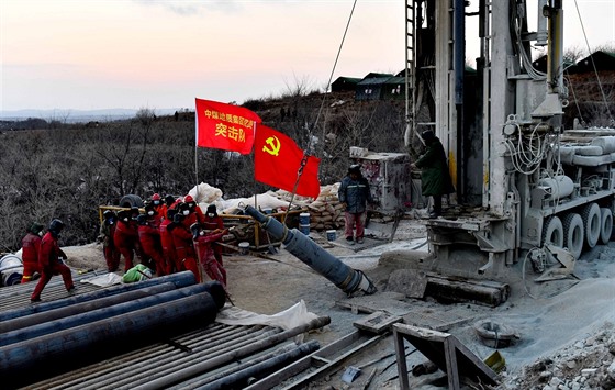 Záchranářské práce po výbuchu ve zlatém dole v provincii Šan-tung na východě...
