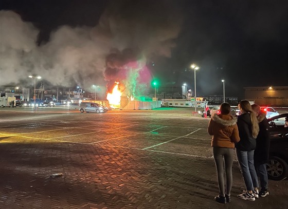 Nizozemská mláde v rámci protest proti koronavirovým omezením zapálila...