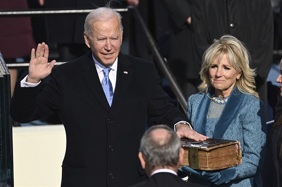 Joe Biden písahá na Bibli, kterou drí jeho manelka Jill Bidenová. (20. ledna...
