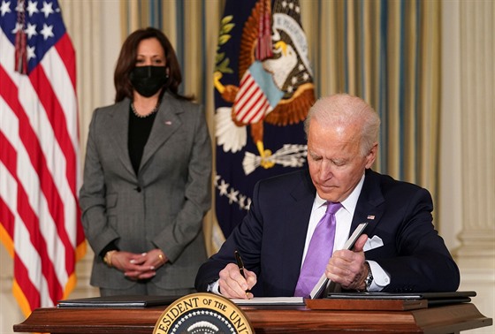 Americký prezident Joe Biden podepisuje první výnosy své agendy rasové...